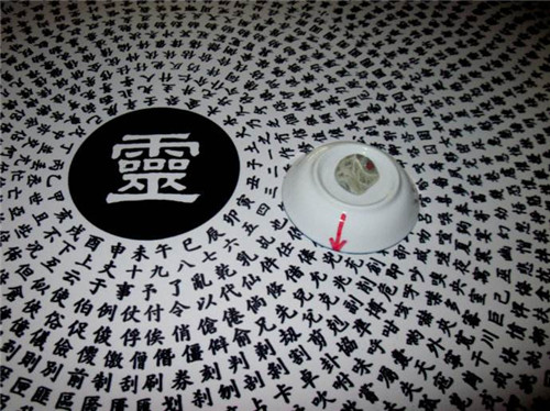 碟仙是什么,真的會(huì)死人嗎?說幾件真實(shí)的碟仙靈異事件