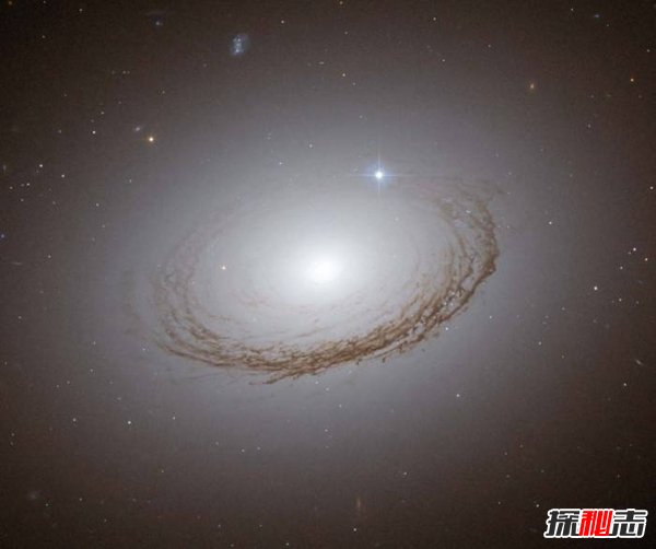 透鏡星系之謎,旁邊的巨大黑洞虎視眈眈