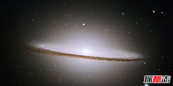 草帽星系之謎,草帽星系竟有一個大黑洞(提供能量)